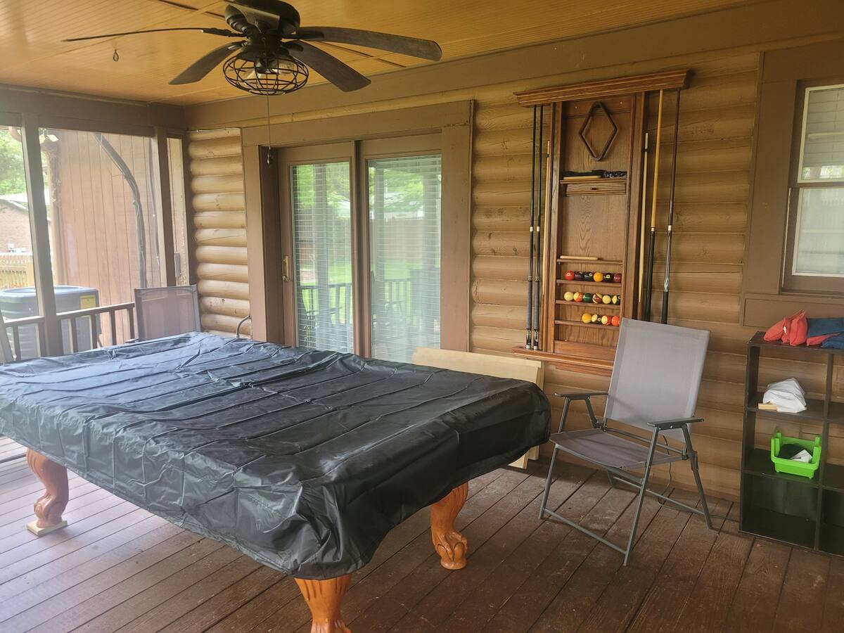 Game room with pool table inside Casa